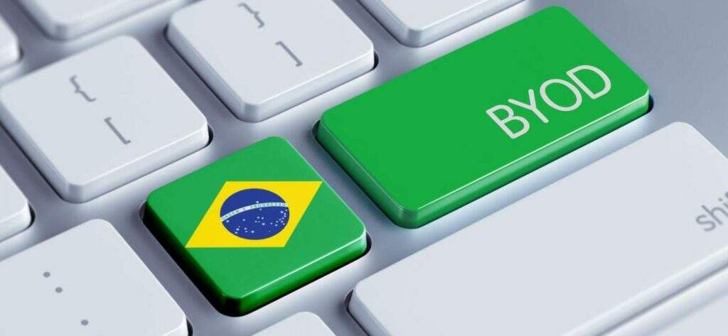teclado de computador com uma tecla decorada com a bandeira do Brasil e outra com a sigla BYOND