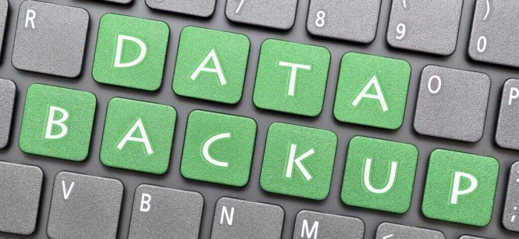 teclado de computador com teclas formando as palavras data backup