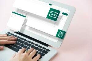 pessoa mandando um e-mail pelo notebook