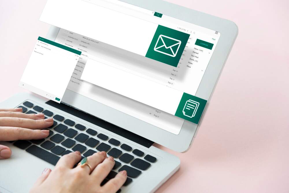 pessoa mandando um e-mail pelo notebook