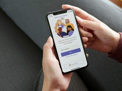 mãos segurando um celular com tela do Microsoft RTeams