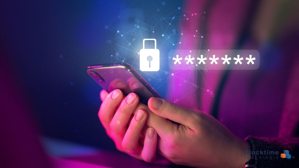 mãos brancas segurando um celular. Na arte ilustração de um cadeado de segurança digital e cinco estrelas.