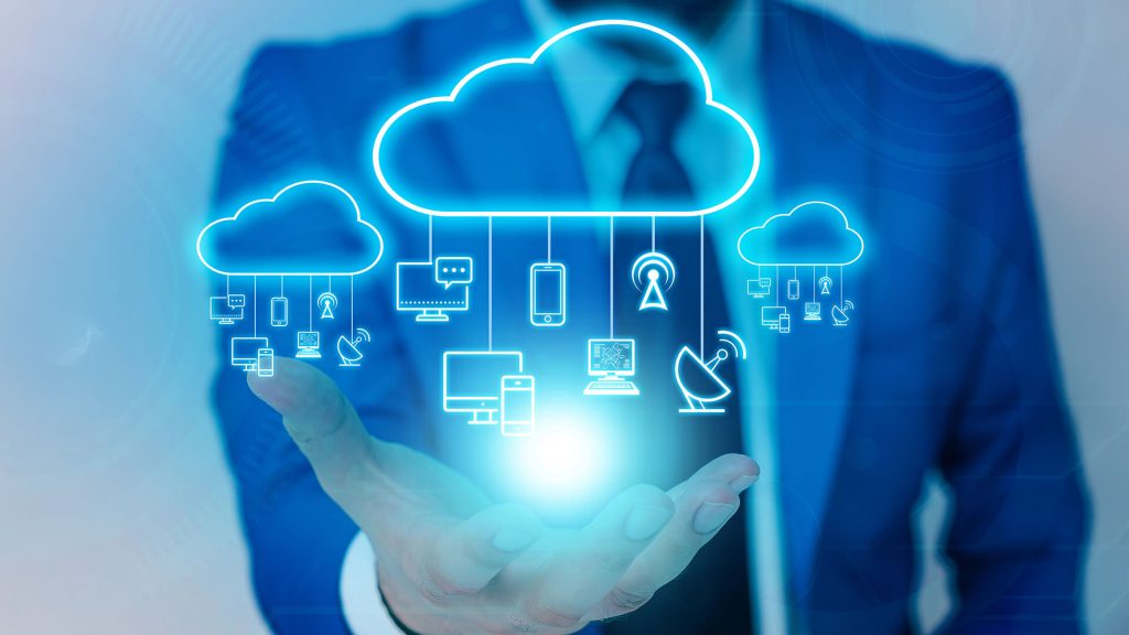homem branco de terno azul segurando a ilustração de nuvem representando a sistemas digitais cloud.