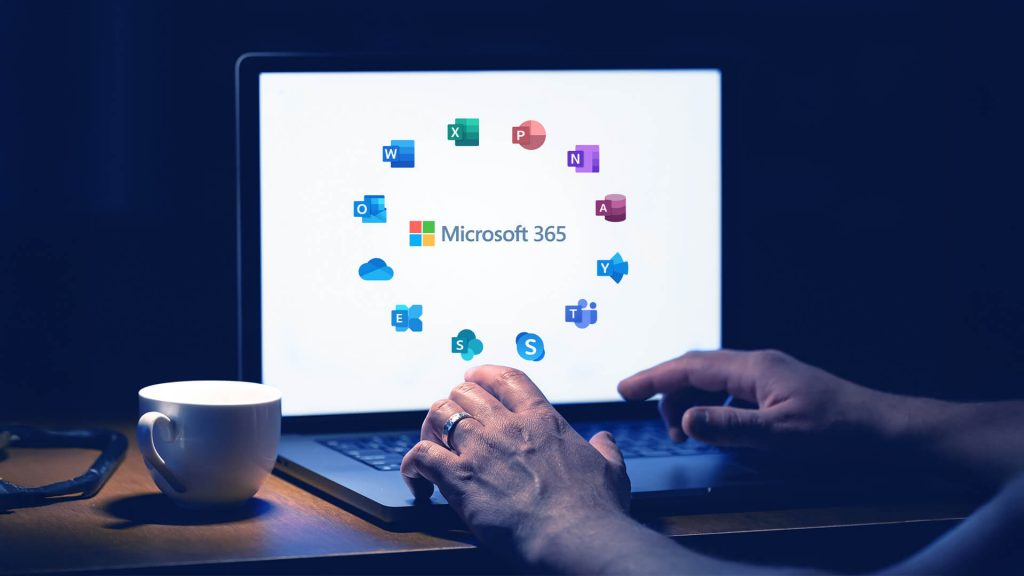 mãos digitando um notebook e na tela a página do Microsoft 365.