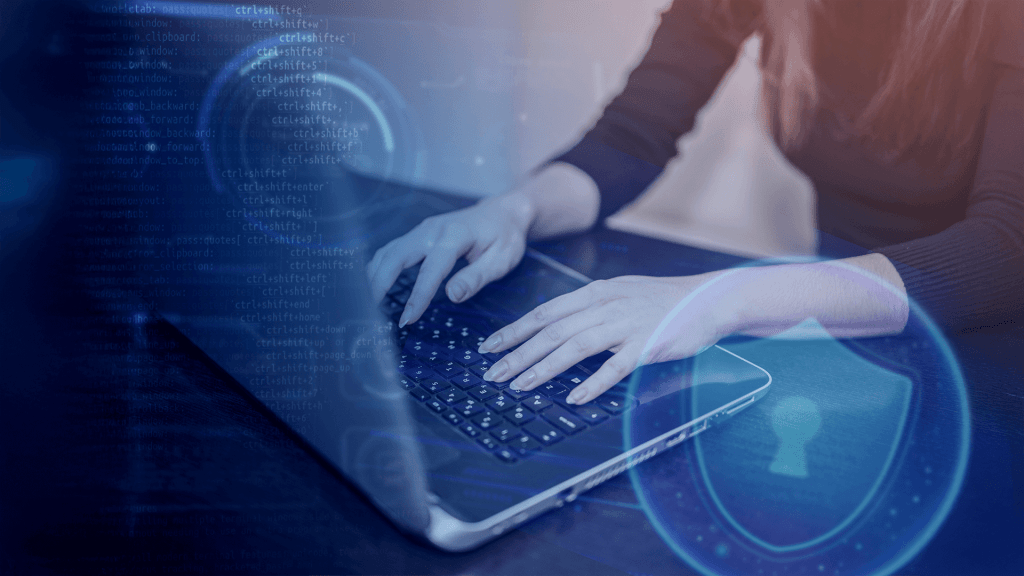 mãos de uma mulhe branca diigtando em um notebook